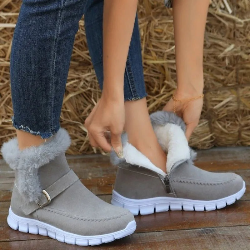 Damen-Winterstiefel mit grauem Wildleder, flauschigem Innenfutter und weißer Sohle. Bequeme, warme Schuhe für kalte Tage. Ideal für Outdoor-Aktivitäten.