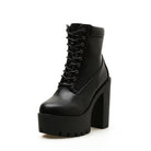 Schwarzer Plateau-Stiefel mit Blockabsatz, Schnürung und robustem Design. Perfekt für modische Outfits. Damenstiefel, Trend, Herbstmode.