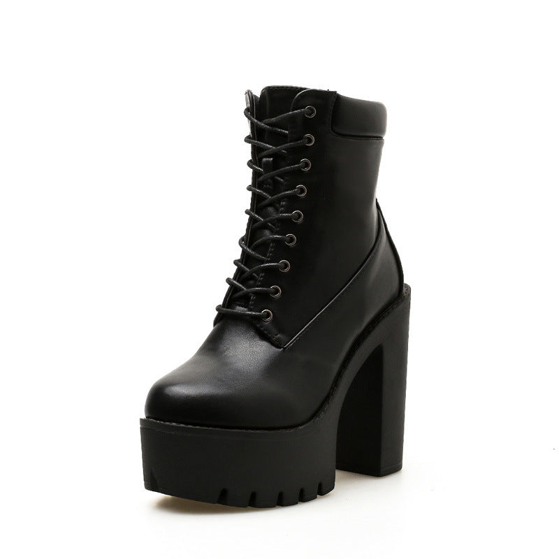 Schwarzer Plateau-Stiefel mit Blockabsatz, Schnürung und robustem Design. Perfekt für modische Outfits. Damenstiefel, Trend, Herbstmode.