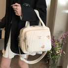 Beige Umhängetasche mit Bärenmotiv, gesteppt, Damenmode, Freizeit, Blumenhintergrund.