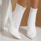 Weiße Stiefeletten mit transparentem Blockabsatz, elegantes Design, ideal für modische Outfits. Perfekt für Damenmode und trendige Looks.