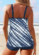 Damen-Badeanzug mit blau-weißem Batikmuster, verstellbaren Trägern, ideal für Strandmode. Perfekt für Sommer, Urlaub, Schwimmen.