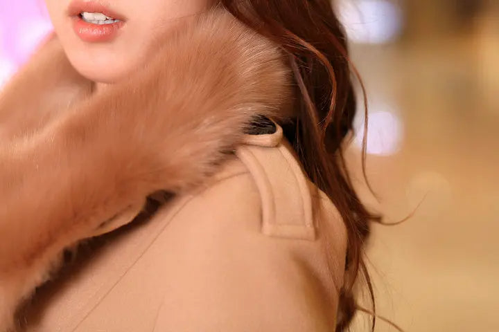 Eleganter Damenmantel mit luxuriösem Pelzkragen, ideal für Wintermode. Hochwertige Materialien, stilvoll und warm. Perfekt für kalte Tage.