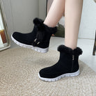 Schwarze Winterstiefel mit Kunstfell, rutschfeste Sohle und Reißverschluss. Perfekt für Damenmode, warm und stilvoll für kalte Tage.