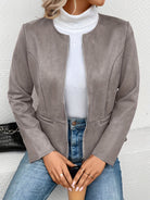 Damenjacke in Grau, elegant und modern, kombiniert mit weißem Rollkragenpullover und blauer Jeans. Perfekt für stilvolle Herbstmode.