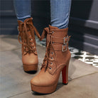 Damen Stiefeletten mit hohem Absatz, Schnürung und Schnallen, braun. Modische Plateau-Boots für Herbst und Winter. Perfekt für trendige Outfits.