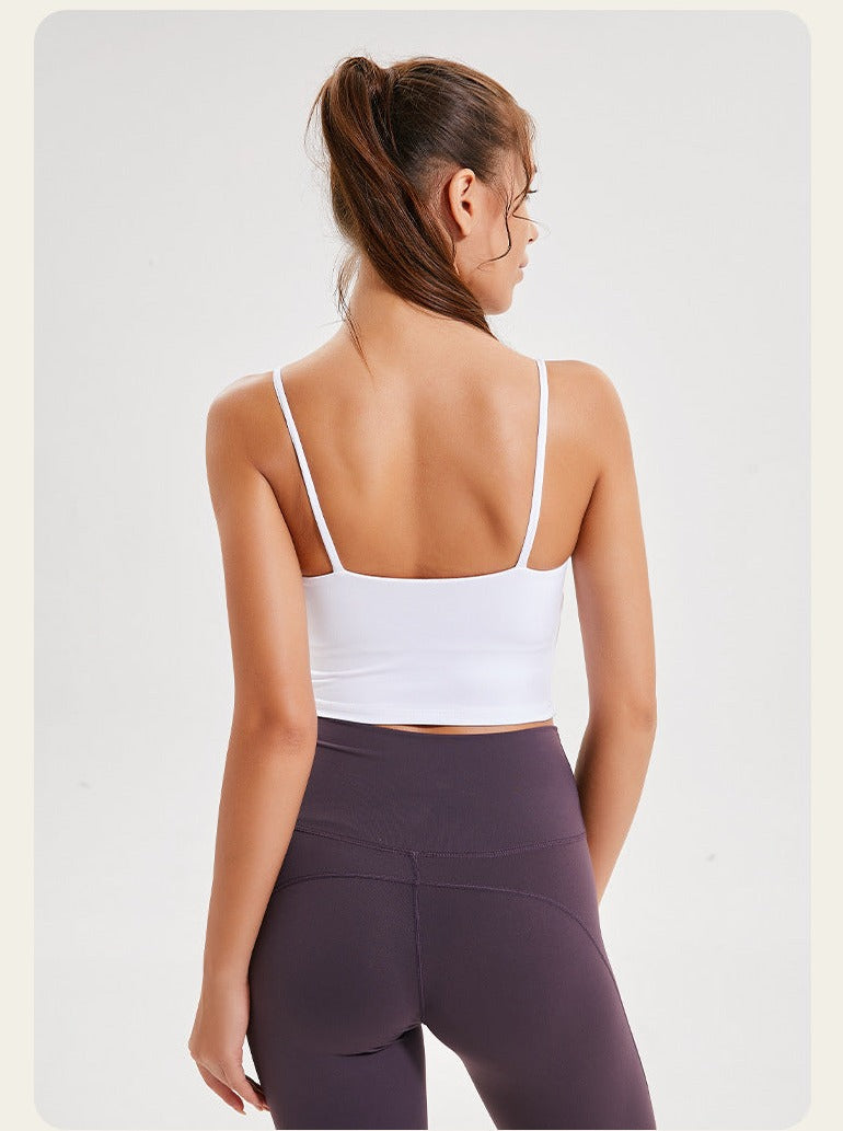 Damen-Sportbekleidung: Weißes Sport-BH-Top und lila Leggings. Ideal für Fitness, Yoga und Training. Bequeme, atmungsaktive Materialien.