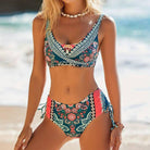 Femininer Bikini mit floralem Muster, ideal für den Strand. Hochwertige Bademode, trendiges Design, perfekte Passform für Sommer und Urlaub.