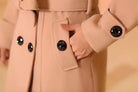 Beiger Wollmantel mit schwarzen Knöpfen, elegantes Design, Damenmode, Herbst-Winter-Trend, hochwertige Verarbeitung, stilvoll und warm.