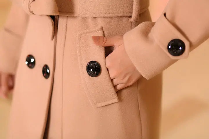 Beiger Wollmantel mit schwarzen Knöpfen, elegantes Design, Damenmode, Herbst-Winter-Trend, hochwertige Verarbeitung, stilvoll und warm.