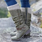 Damenstiefel aus Leder in Olivgrün mit Schnallen und Reißverschluss, ideal für Herbstmode. Bequeme, stilvolle Stiefel für Outdoor-Aktivitäten.