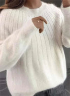 Damen Pullover aus weichem Strick in Weiß, modisch und bequem, ideal für Herbst und Winter. Perfekt kombinierbar mit Jeans oder Röcken.
