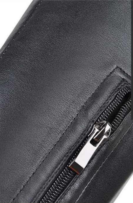 Schwarze Ledertasche mit silbernem Reißverschluss, elegantes Design, hochwertige Verarbeitung, ideal für stilvolle Aufbewahrung und Reisen.