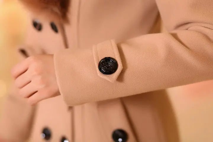 Eleganter beiger Wollmantel mit schwarzen Knöpfen, klassisches Design, hochwertige Wintermode, stilvoll und warm, ideal für kalte Tage.