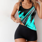 Damen-Sportoutfit mit schwarzem, ärmellosem Top und türkisfarbenem, geometrischem Muster, kombiniert mit schwarzen Shorts. Ideal für Fitness und Yoga.