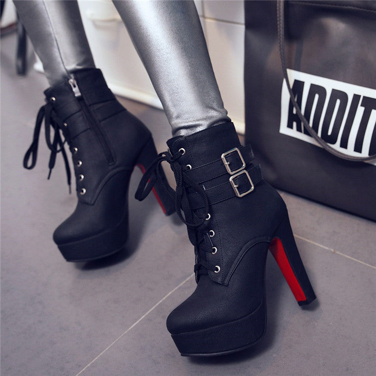 Schwarze Stiefeletten mit Schnürung und Schnallen, roter Absatz, modisch, elegant, ideal für Herbst/Winter, Damenmode, trendige Schuhe.
