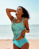 Frau in türkisfarbenem Tankini am Strand, lächelnd. Sommermode, Bademode, Strandbekleidung, Urlaub, Meer, stilvoll, bequem, Damenmode.