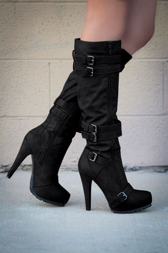 Schwarze Stiefel mit hohem Absatz, Schnallen und Reißverschluss, ideal für Herbstmode. Trendige Damenstiefel für stilvolle Outfits.