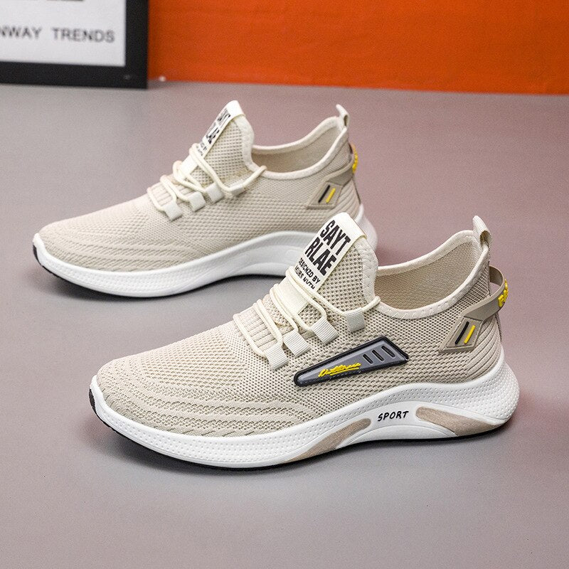 Beige Sneaker mit atmungsaktivem Mesh-Obermaterial, rutschfester Sohle und sportlichem Design. Ideal für Laufen und Freizeit. Trendige Sportschuhe.