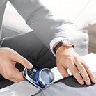 Mann in Anzug benutzt blauen Fusselrasierer auf Stoff, elegante Uhr am Handgelenk.