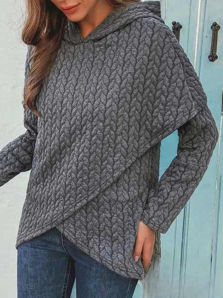 Grauer Strickpullover mit Kapuze, asymmetrischem Schnitt und Zopfmuster. Perfekt für Damenmode, Herbstoutfits und lässigen Stil.