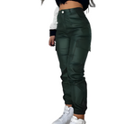 Damen-Cargohose in Dunkelgrün, hoher Bund, seitliche Taschen, modisch, bequem, ideal für Freizeit und Streetwear, kombiniert mit weißen Sneakers.