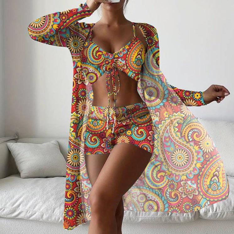 Frau in buntem Boho-Outfit mit Paisley-Muster, bestehend aus Crop-Top, Shorts und langem Cardigan. Perfekt für Sommermode und Festival-Looks.
