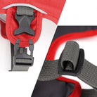 Roter Rucksack mit robustem Schnallenverschluss und verstellbarem Gurt. Ideal für Outdoor-Aktivitäten, Wandern, Reisen. Hochwertige Materialien.