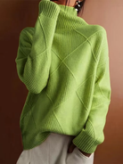Grüner Strickpullover mit geometrischem Muster, Rollkragen und langen Ärmeln. Modischer Damenpullover, ideal für Herbst und Winter.