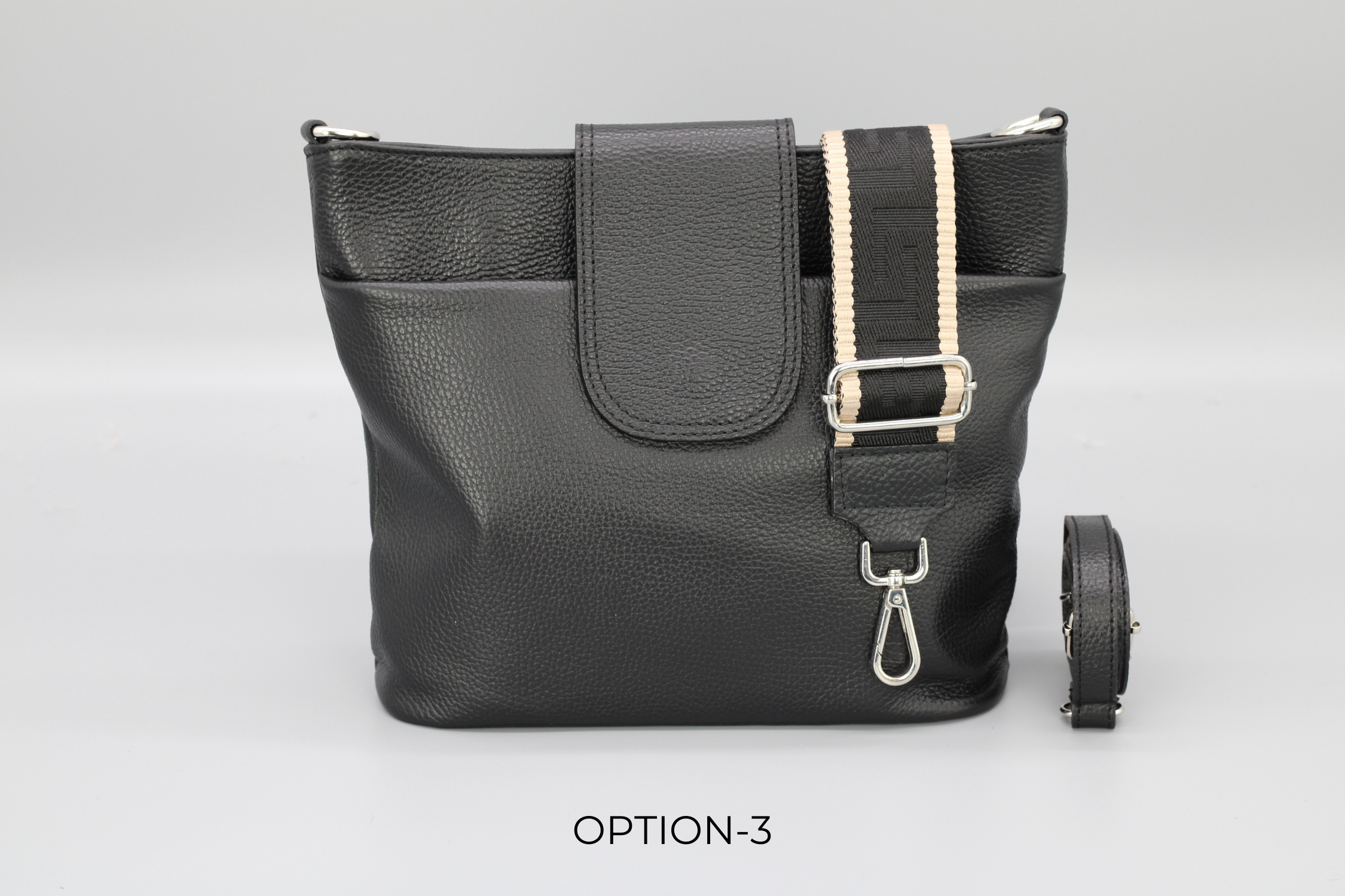 Schwarze Ledertasche mit verstellbarem Schultergurt, elegantem Design und praktischem Verschluss. Perfekt für Damenmode und Accessoires.