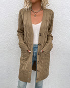 Damen Strickjacke in Beige, lang und grob gestrickt, mit Knopfleiste. Perfekt für Herbstmode, lässiger Look, gemütlicher Stil.