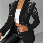 Eleganter schwarzer Blazer mit funkelnden Pailletten, kombiniert mit weißem Top und Lederhose. Perfekt für stilvolle Abendmode und Partys.