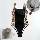 Schwarzer Badeanzug mit Leopardenmuster, Damenmode, Sommerbekleidung, Strandaccessoires.