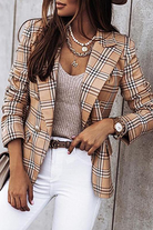 Damen Blazer kariert beige, modisch elegant, kombiniert mit weißer Hose und Accessoires. Perfekt für stilvolle Herbst- und Winteroutfits.
