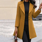 Eleganter Damenmantel in Senfgelb, tailliert mit Knopfleiste, ideal für Herbstmode. Stilvoller Look für Büro und Freizeit. Hochwertige Materialien.