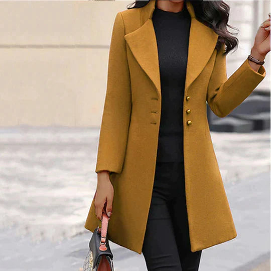Eleganter Damenmantel in Senfgelb, tailliert mit Knopfleiste, ideal für Herbstmode. Stilvoller Look für Büro und Freizeit. Hochwertige Materialien.
