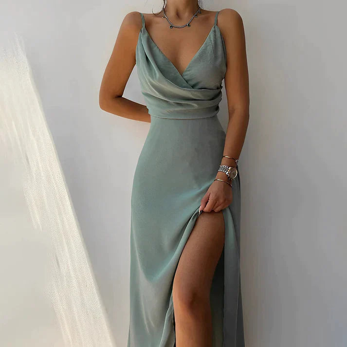Elegantes, ärmelloses Abendkleid in Pastellgrün mit tiefem V-Ausschnitt und hohem Beinschlitz, ideal für formelle Anlässe und Partys.