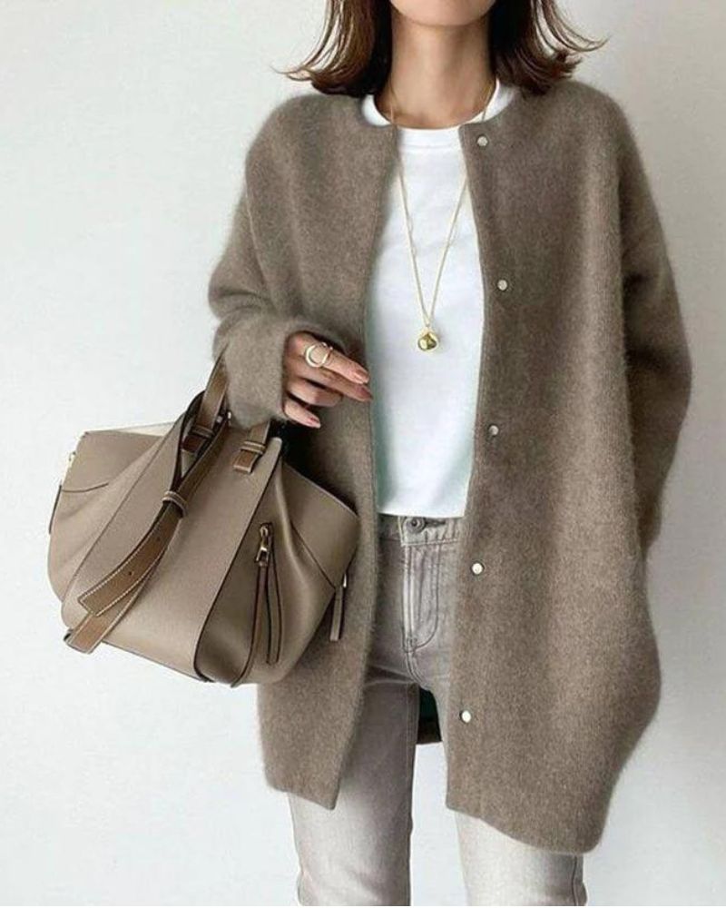 Damenmode: Eleganter, beiger Strickmantel kombiniert mit weißem T-Shirt und modischer, beiger Handtasche. Perfekt für stilvolle Herbst-Looks.