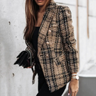 Eleganter Damen-Blazer aus kariertem Tweed mit goldenen Knöpfen, kombiniert mit schwarzem Top und Tasche. Perfekt für stilvolle Herbstmode.
