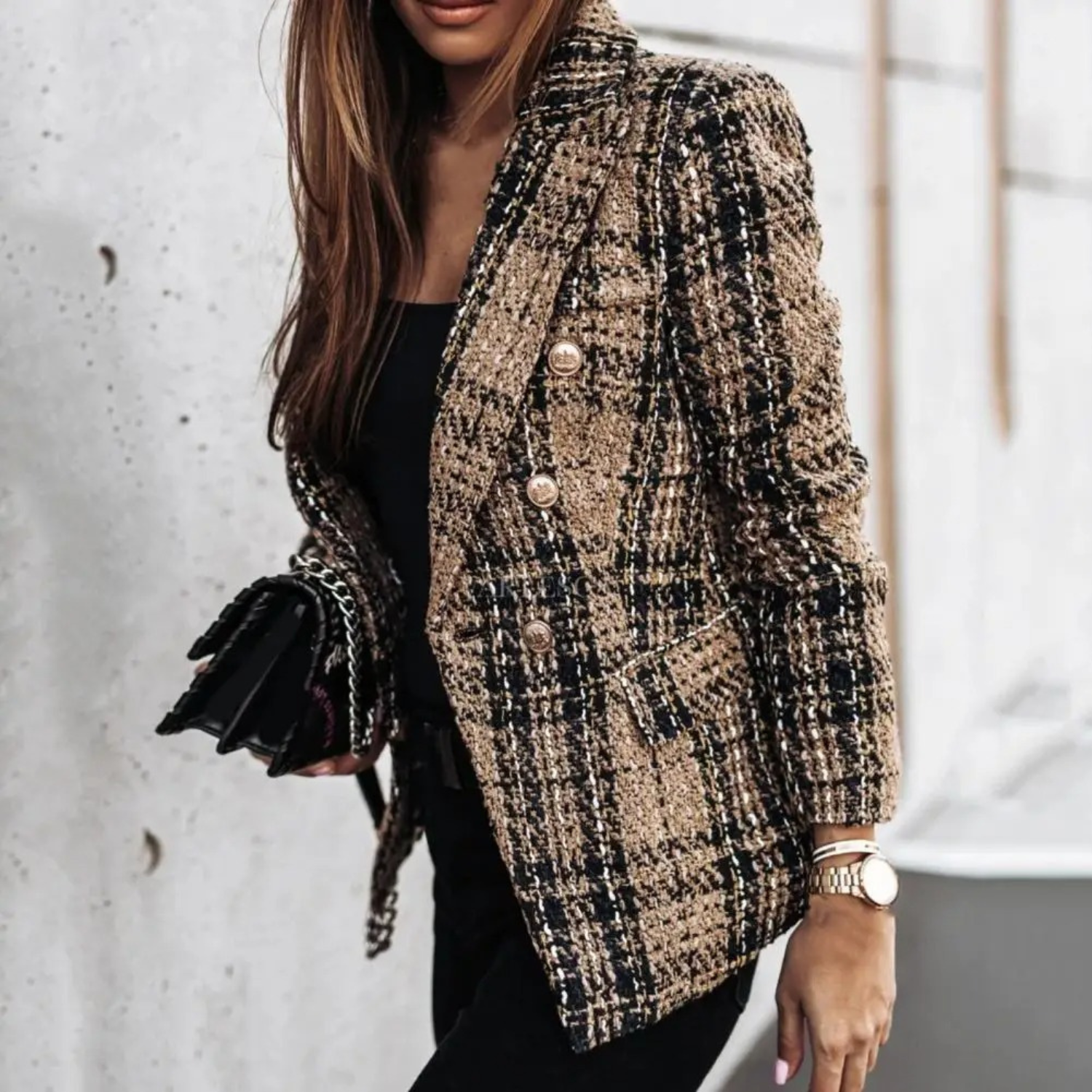 Eleganter Damen-Blazer aus kariertem Tweed mit goldenen Knöpfen, kombiniert mit schwarzem Top und Tasche. Perfekt für stilvolle Herbstmode.