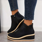 Schwarze Damen-Stiefeletten mit Keilabsatz, Reißverschluss und modernem Design. Perfekt für Herbstmode und bequemen Alltagsstil.