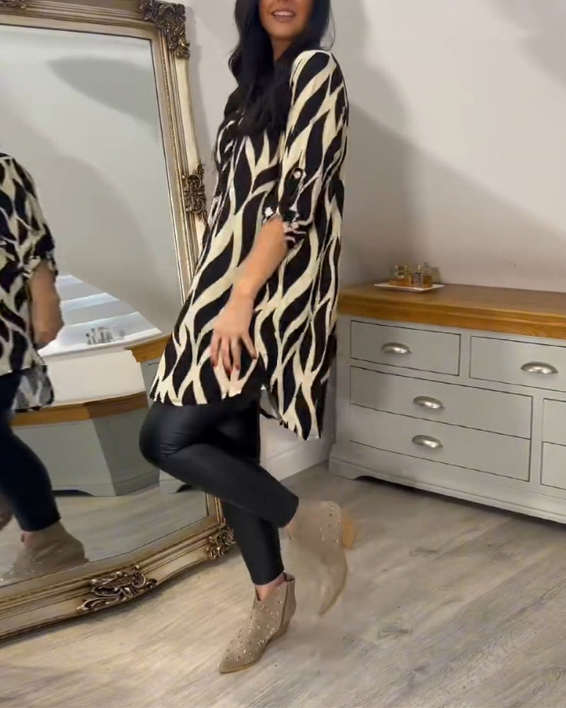 Damenmode: Schwarz-weißes Tunika-Kleid mit abstraktem Muster, kombiniert mit schwarzen Leggings und beigen Stiefeletten. Eleganter Look.