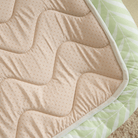 Kühlendes Haustierbett, beige und grün, atmungsaktiv, Sommer, Komfort, Haustierzubehör.