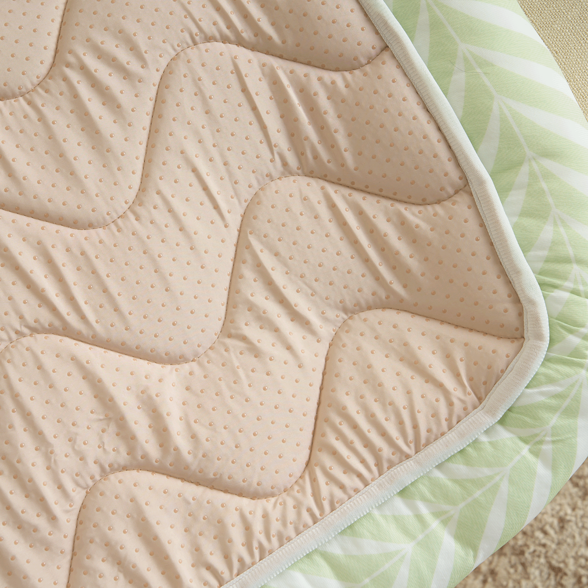 Kühlendes Haustierbett, beige und grün, atmungsaktiv, Sommer, Komfort, Haustierzubehör.