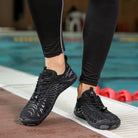 Schwarze Wasserschuhe für Damen am Pool, rutschfest und atmungsaktiv, ideal für Wassersport und Strandaktivitäten. Perfekte Passform und Komfort.