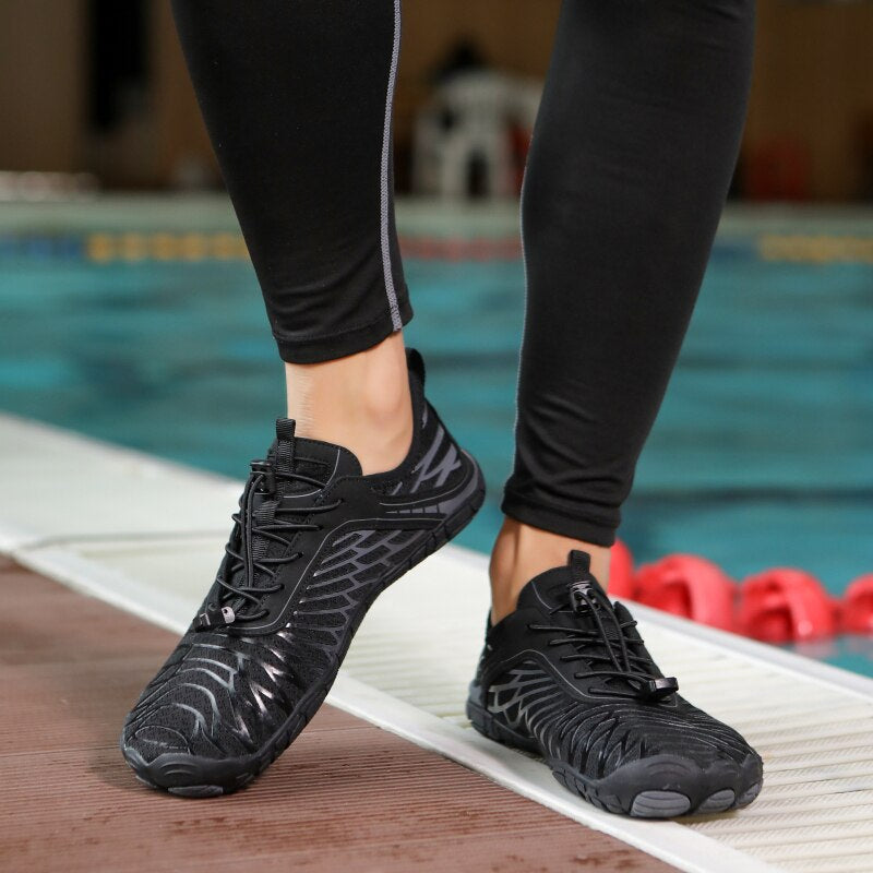 Schwarze Wasserschuhe für Damen am Pool, rutschfest und atmungsaktiv, ideal für Wassersport und Strandaktivitäten. Perfekte Passform und Komfort.