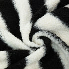 Schwarz-weiß gestreiftes Kunstlammwollmaterial, ideal für Haustier-Sofabett, Nahaufnahme.