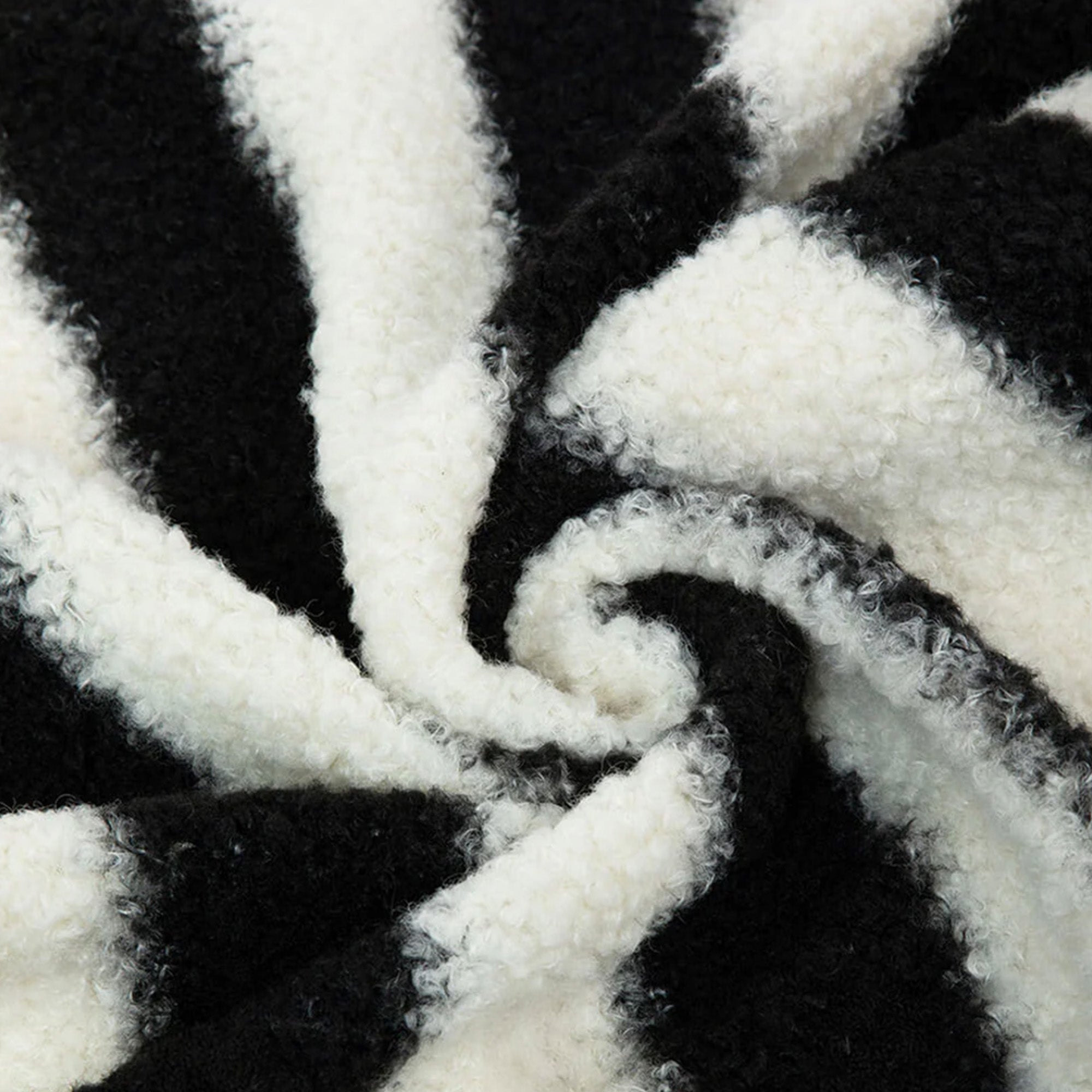 Schwarz-weiß gestreiftes Kunstlammwollmaterial, ideal für Haustier-Sofabett, Nahaufnahme.