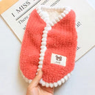 Rosa Hundemantel mit weißem Rand und Bärenmotiv, weiches Fleece, ideal für kalte Tage. Perfekte Hundebekleidung für kleine Rassen.