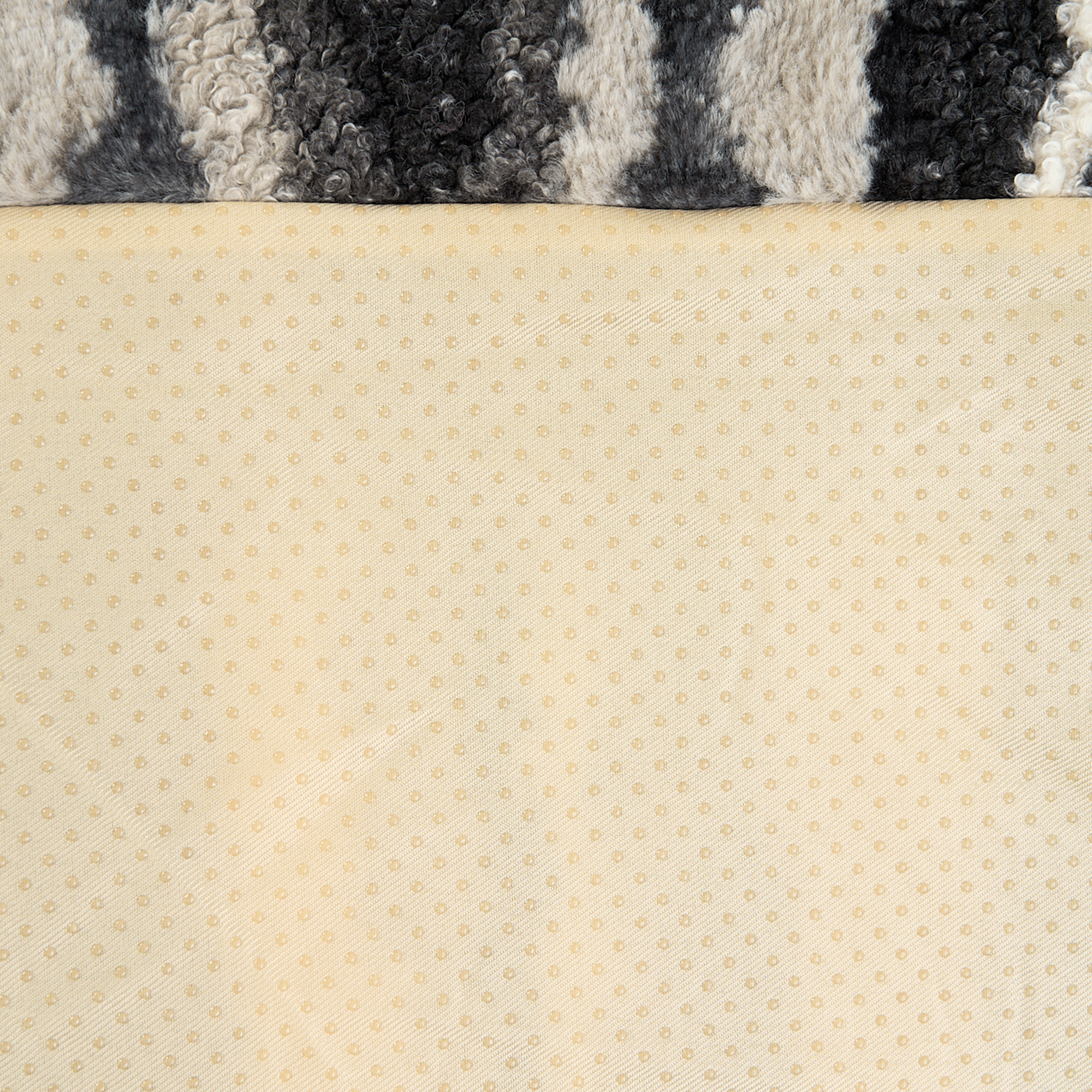 Graues und cremefarbenes Haustiersofa aus Plüsch, rutschfeste Unterseite, bequemes Design.